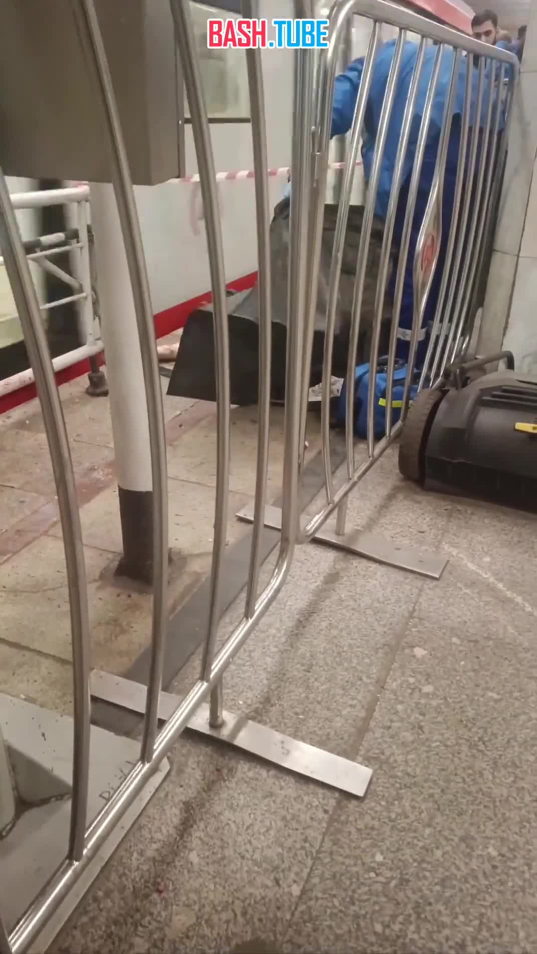  В московском метро мужчина прыгнул под поезд из-за несчастной любви: спасти его не удалось