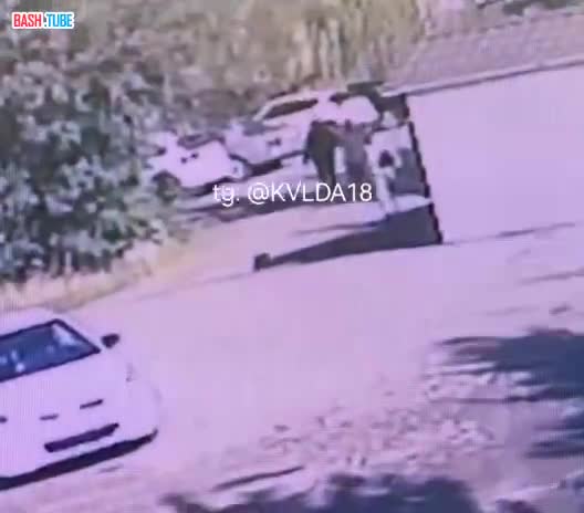  Появились кадры момента взрыва в Луганске: прохожий пнул колонку с игравшей украинской песней и она взорвалась