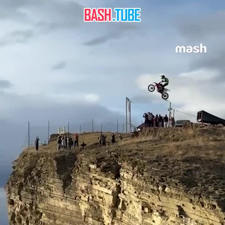  Экстремал Николай Цибулько повторил величайший трюк в истории кино в горах Дагестана - прыгнул в пропасть на мотоцикле