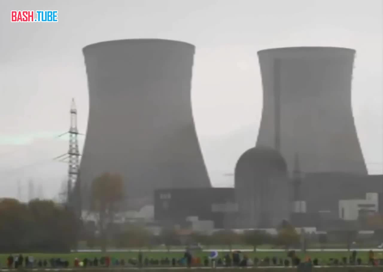  В Германии взорвали бывшую самую мощную АЭС страны - две 160-метровые градирни заминировали