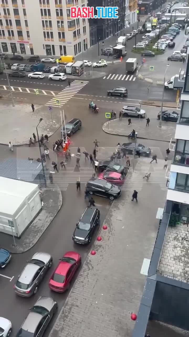  Толпа мигрантов сражается лопатами и дорожными знаками на улицах ЖК «Прокшино» в Москве