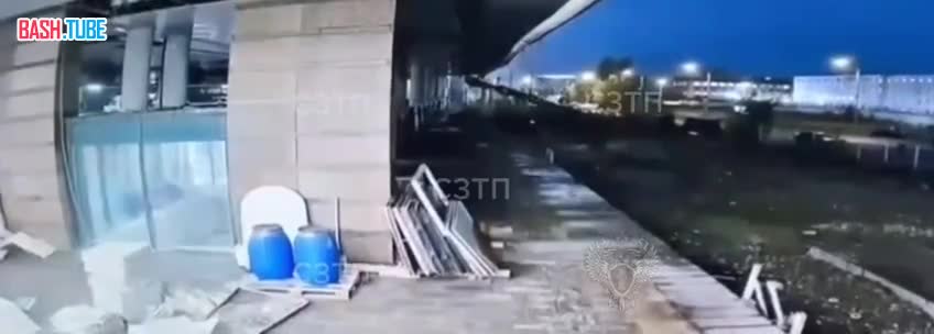  Момент обрушения части крыши надземной парковки на Ладожском вокзале Петербурга попал в объектив камеры наблюдения