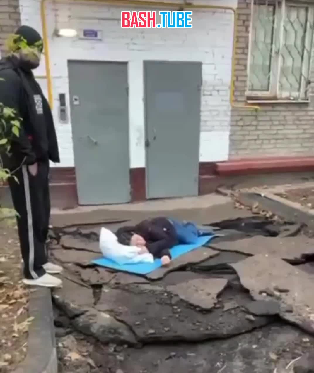  В московском районе Марфино женщина легла спать перед подъездом в знак протеста из-за ночного ремонта