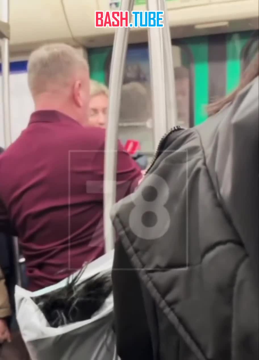  Мужчина ударил кулаком в лицо пьяную 15-летнюю школьницу в метро Санкт-Петербурга