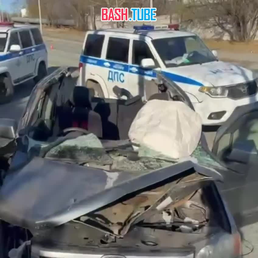  В Камчатском крае автокран задел легковушку и отправил её в фонарный столб - две женщины погибли на месте