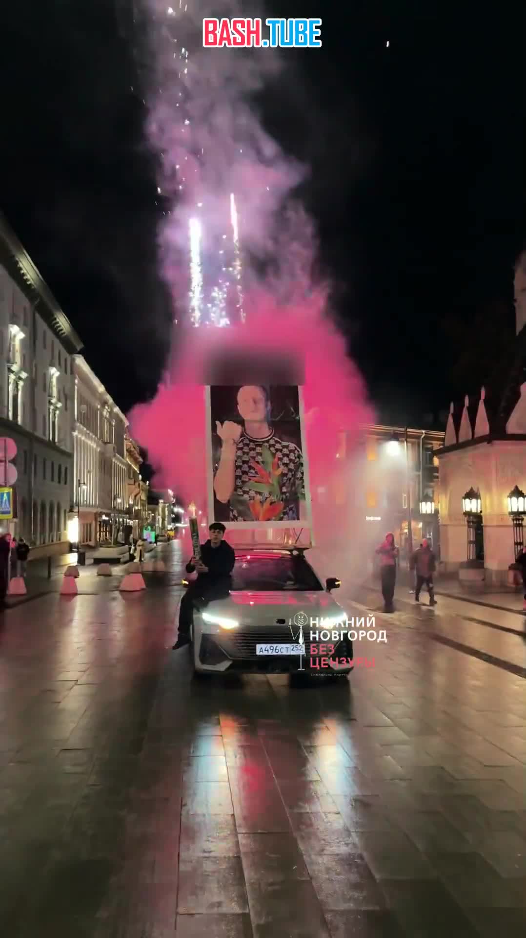  Подростки проехались по Покровке с фейерверками, чтобы снять эффектный видос и выиграть квартиру от Меллстроя