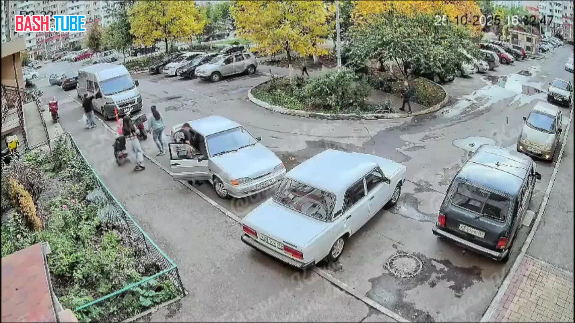  В Краснодаре девочка выбежала из-за припаркованного автомобиля на дорогу и была сбита скутером: отец школьницы избил парня