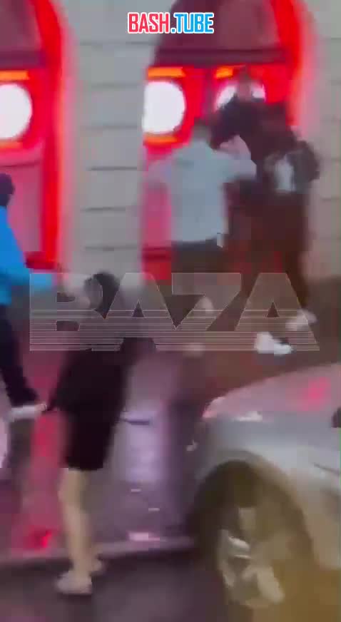  В Питере зумеры толпой избили парня возле «Красного и Белого»