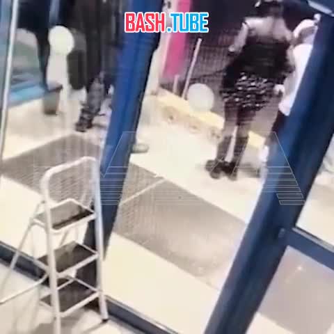  Жесткая драка возле московского клуба - охрана и посетители устроили бойню в Митино из-за спора на фейсконтроле