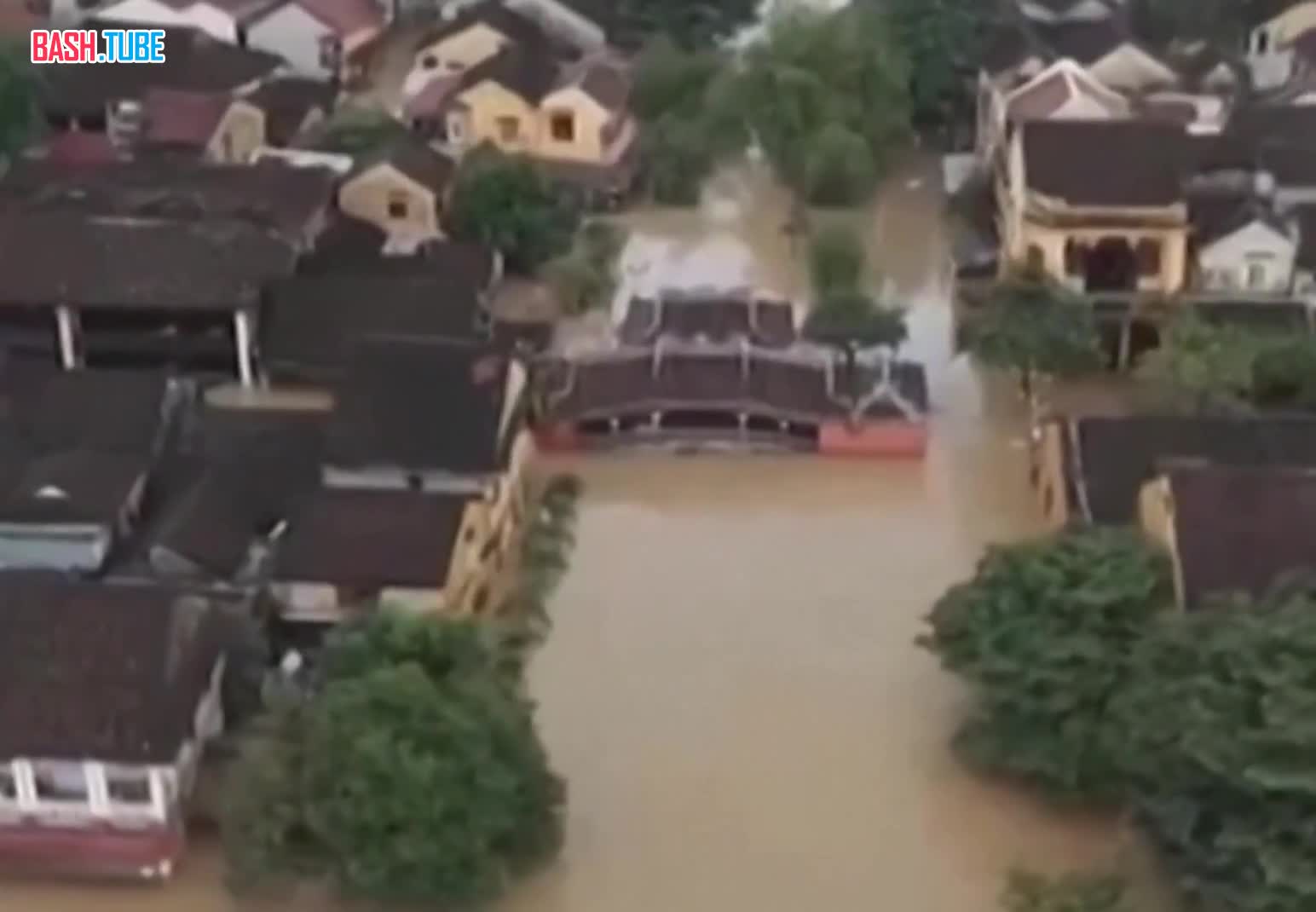  Шесть человек погибли, четверо пропали без вести и 11 получили травмы из-за проливных дождей и наводнения в центре Вьетнама