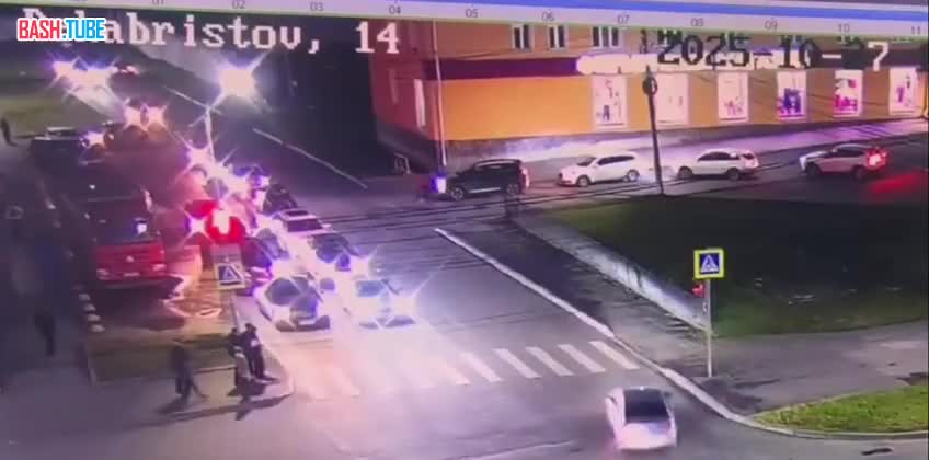  В Чебоксарах девушки перебегали дорогу в неположенном месте и попали под колеса автомобиля