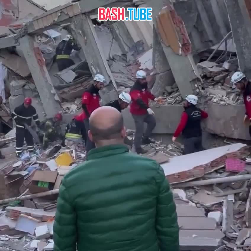  В Турции обрушился шестиэтажный жилой дом, под завалами находятся пять человек - министр внутренних дел страны Али Ерликая