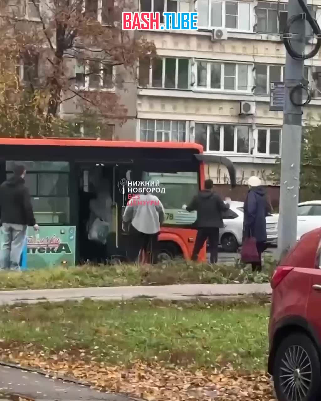  Крикливый пассажир с ножом разбил окно автобуса в Нижнем Новгороде