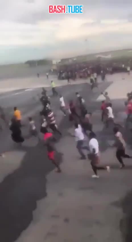  Протестующие в Танзании прорвались в основной международный аэропорт страны