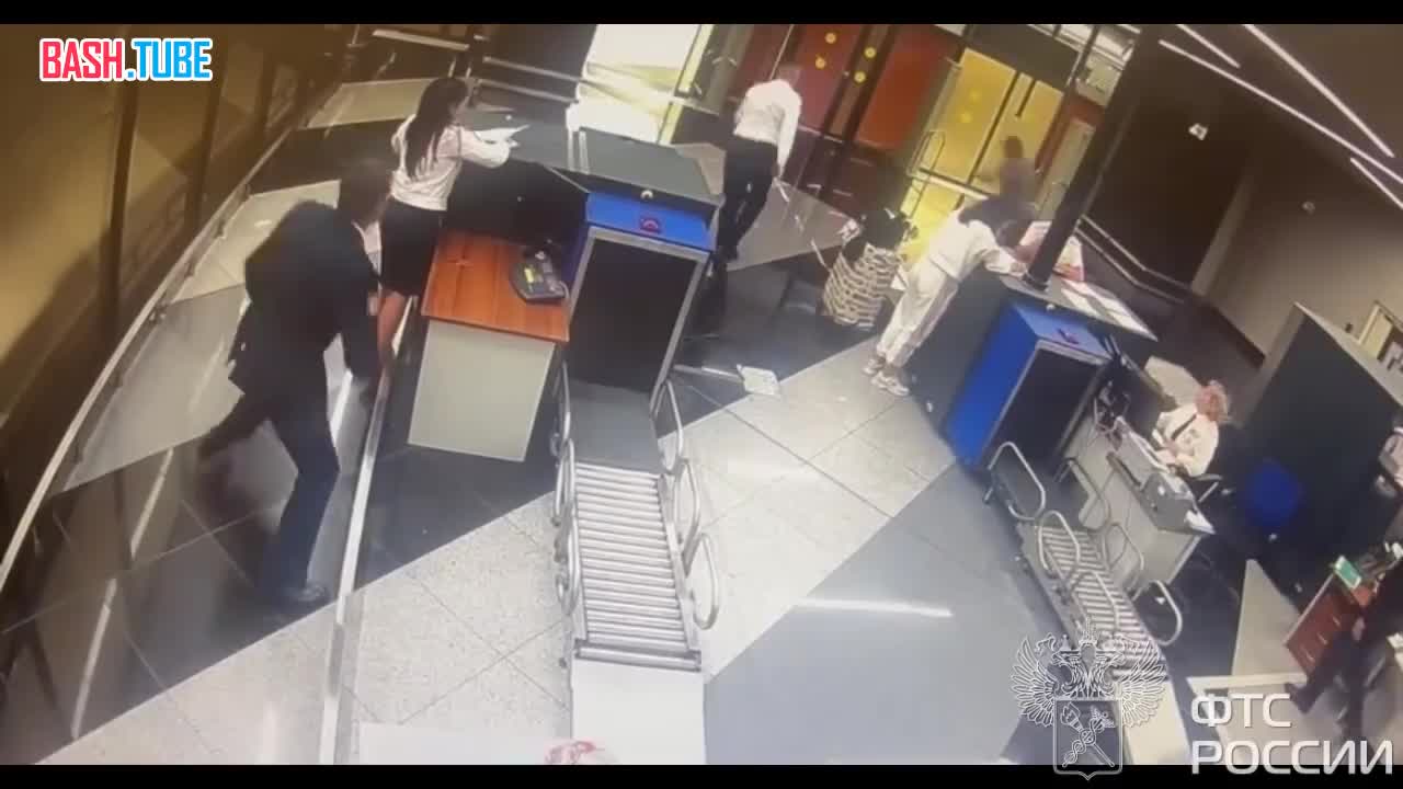  Контрабандист попытался сбежать от таможенников в аэропорту Шереметьево - в его чемодане нашли около 100 тысяч долларов