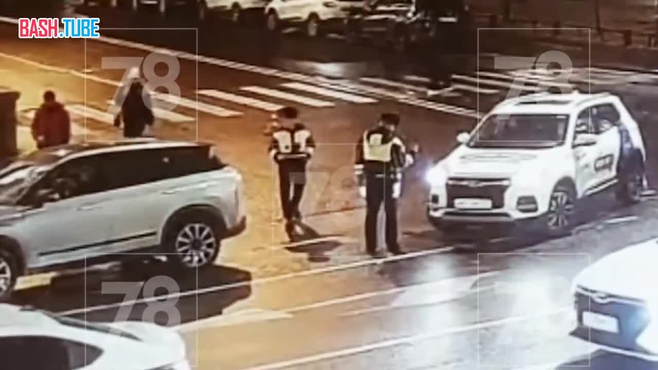  В Питере автоледи перепутала педали и впечатала полицейского в соседнюю машину: мужчина больше не сможет ходить