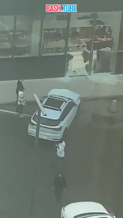  Легковой автомобиль влетел в ТЦ «Лайнер» в Новой Москве