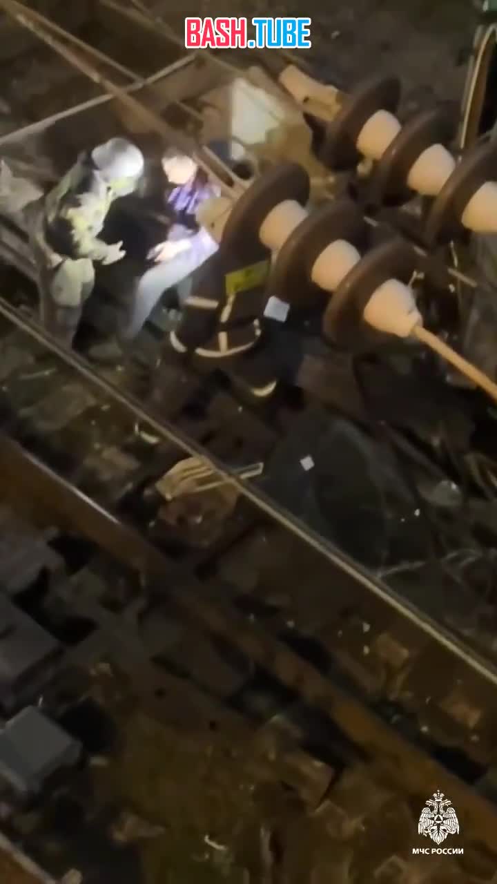  Фура сорвалась с моста и упала на железнодорожные пути в Симферополе