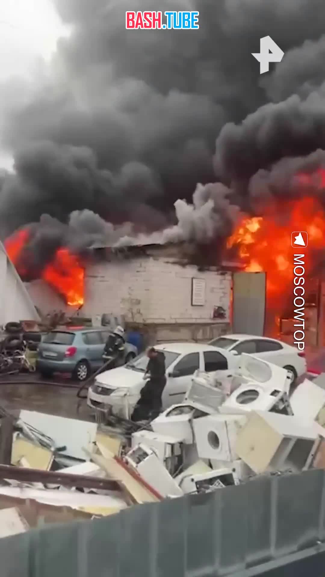  Автосервис загорелся на юге Москвы. На месте уже работают спасатели