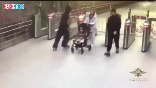  Парень залез на крышу поезда метро и спрыгнул в Москву-реку, экстремал задержан