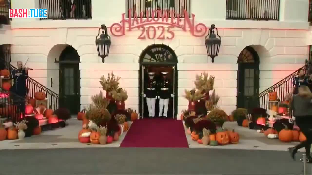  Трамп отмечает Хэллоуин: он положил сладости прямо на голову миньона, а также оценил костюм унитаза