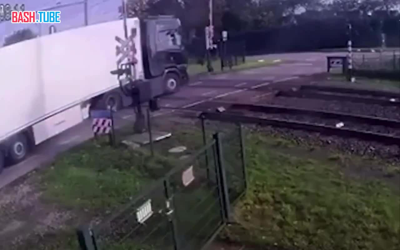  В Нидерландах скоростной поезд протаранил фуру с фруктами - груши разлетелись на сотни метров