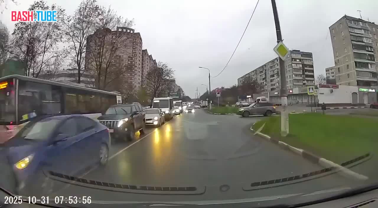  Подмосковный водитель пошел на принцип и протаранил «БМВ», объезжавшую пробку по встречной полосе