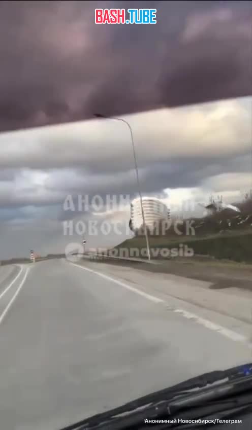  Надувной шатер перекрыл путь «Газели» в Новосибирске