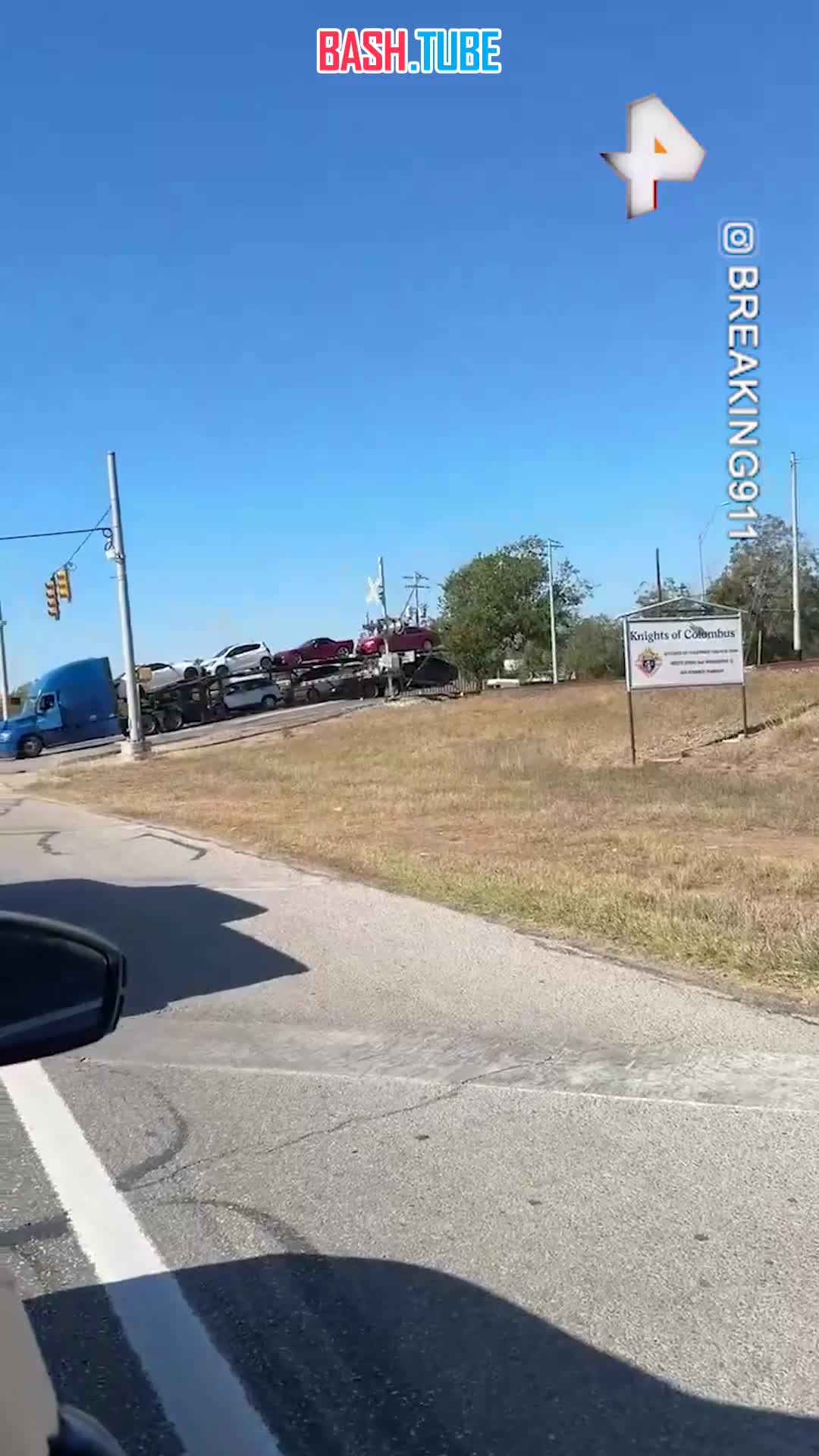  Автовоз столкнулся с поездом в техасском городе Шерц, сообщает Express News