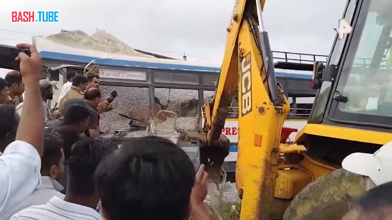  Автобус столкнулся с грузовиком на юге Индии - по меньшей мере 20 человек погибли, еще 18 пострадали