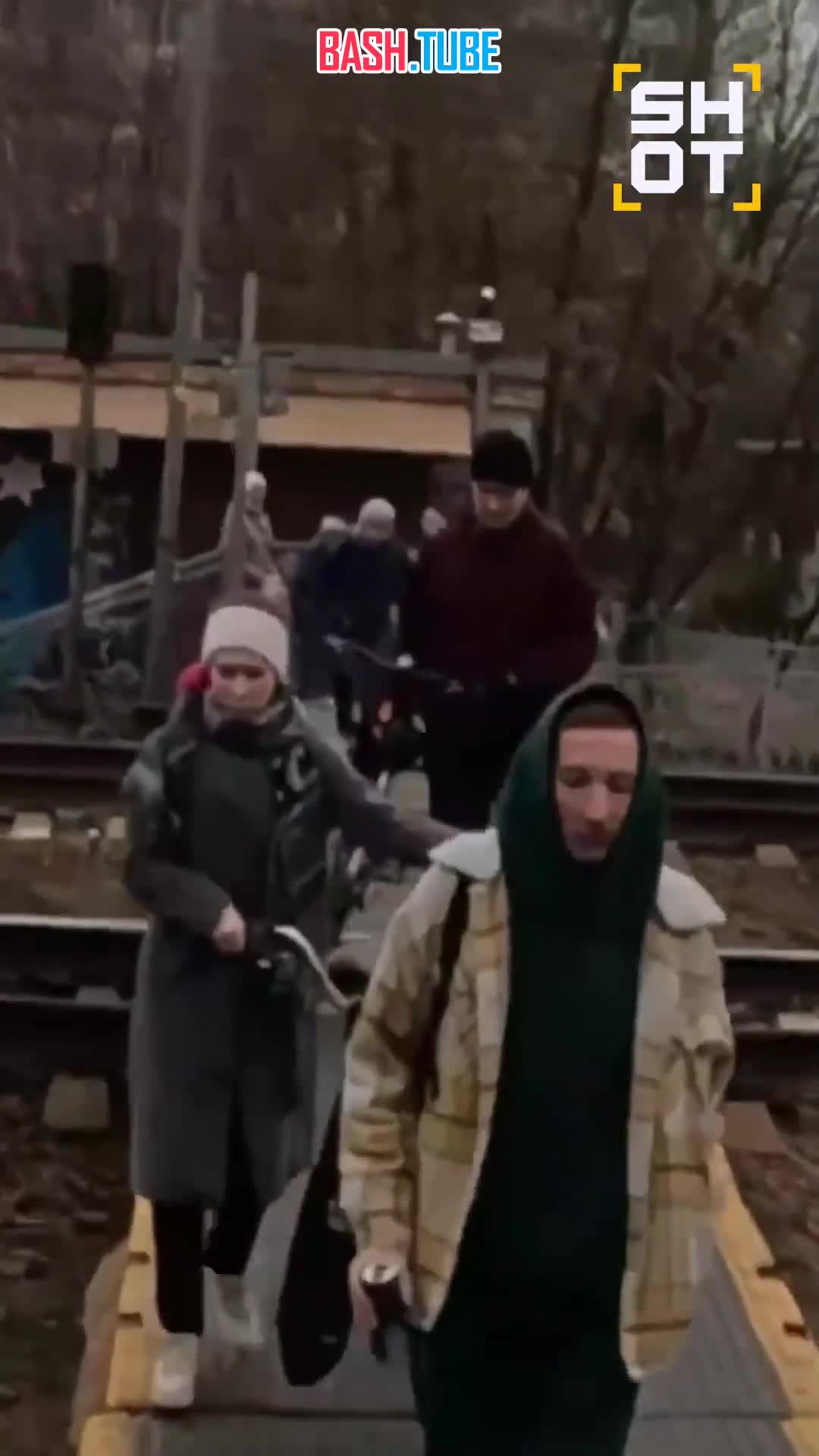  Девушка в последнюю секунду оттащила бабушку, которая чуть не попала под колёса электрички в Подмосковье