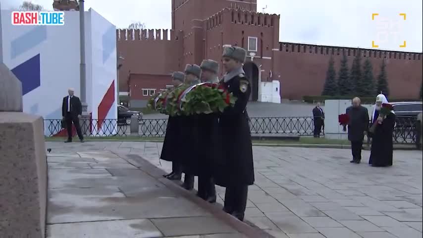  Владимир Путин в День народного единства возложил цветы к памятнику Минину и Пожарскому на Красной площади в Москве