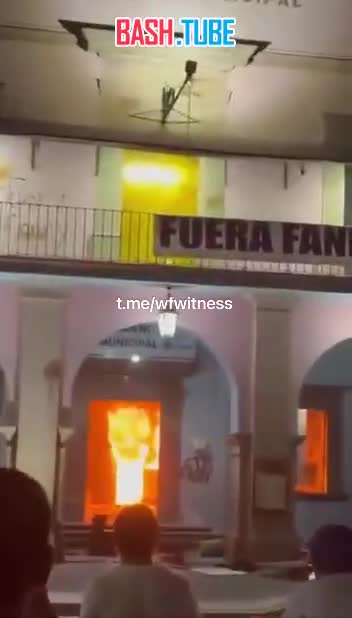  Протестующие в Мексике подожгли здание мэрии в Мичоакане