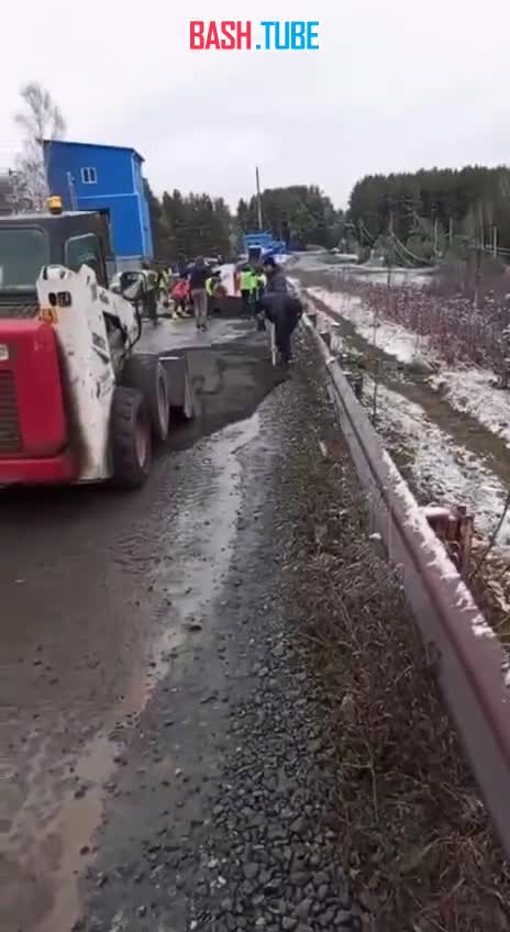  В Свердловской области люди самостоятельно отремонтировали дорогу, не дождавшись помощи от властей