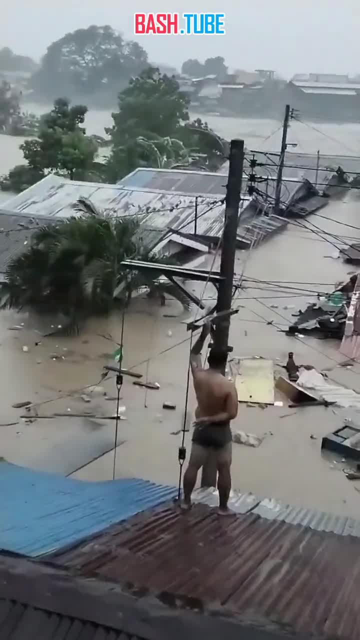  По меньшей мере 66 человек погибли, десятки оказались в ловушке на крышах домов из-за тайфуна «Калмаэги» на Филиппинах