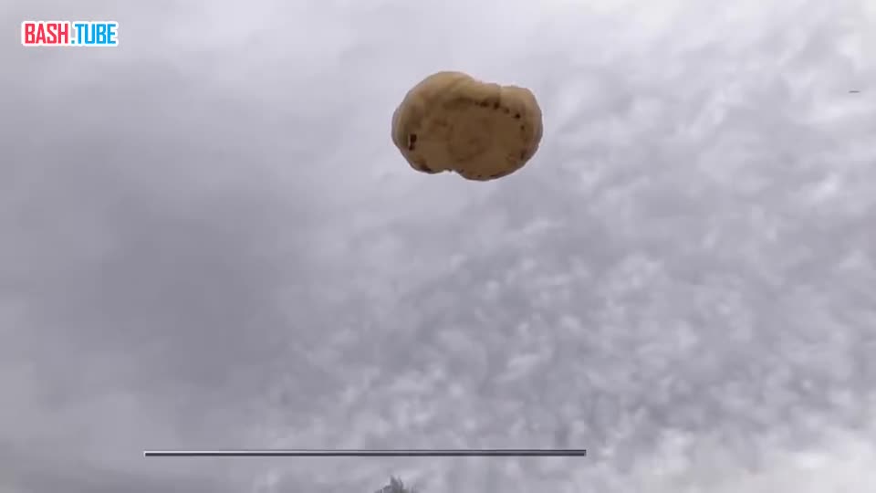  Фермер из США решил необычно избавиться от своей старой машины - он сбросил на неё гигантскую 870-килограммовую тыкву