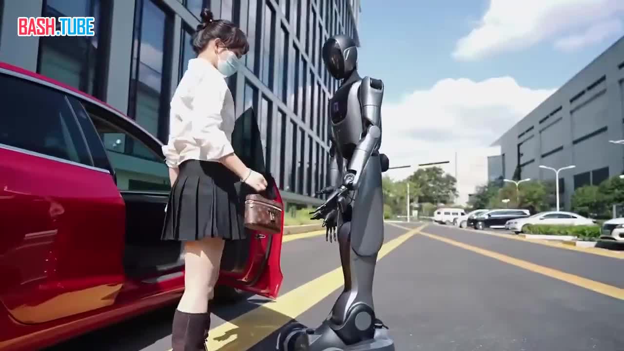  В отеле Shangri-La Traders Hotel в китайском Шанхае заступили на работу роботы-сотрудники