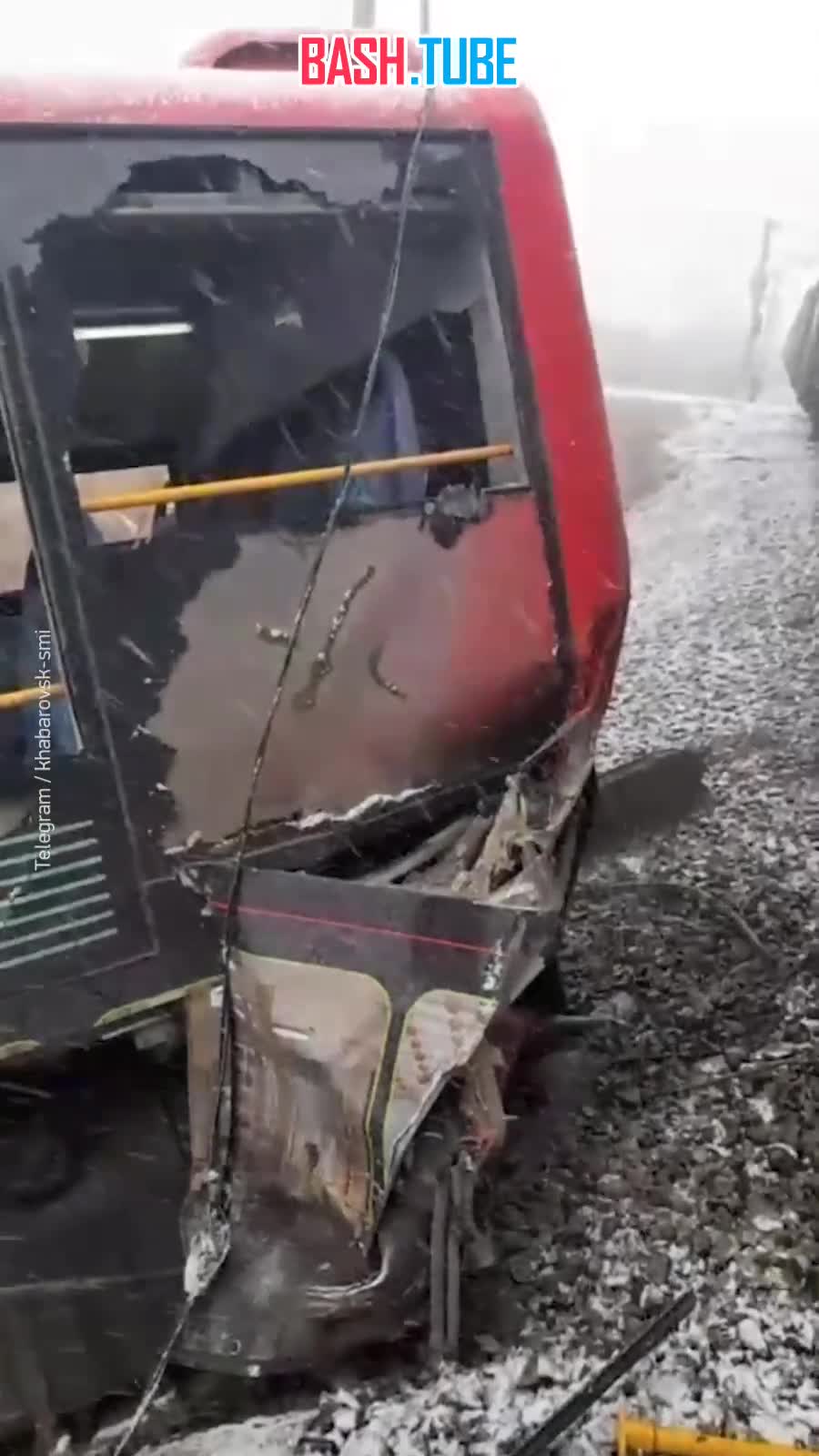  Так выглядит пассажирский автобус после столкновения с поездом в Хабаровске