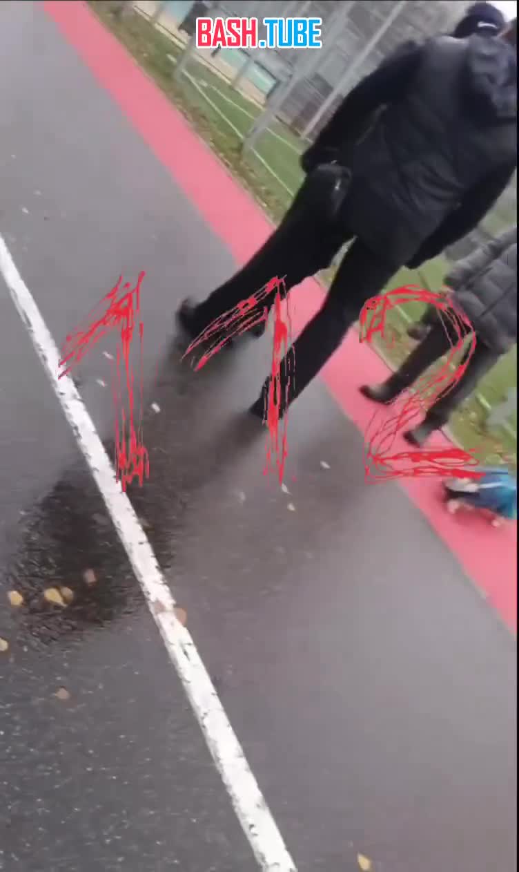  Мужчина накинулся на подростков и пнул их собаку в Москве