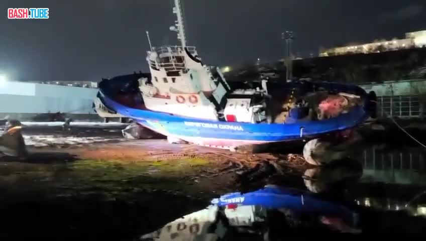  Корабль береговой охраны с людьми завалился на бок на берегу в Петропавловске-Камчатском