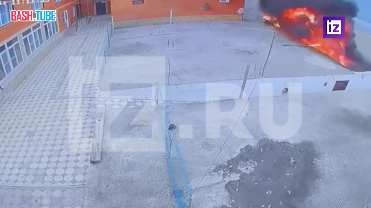  На кадрах «Известий» - момент, когда мужчина в поисках помощи обегает здание, у которого упал вертолет Ка-226 в Дагестане