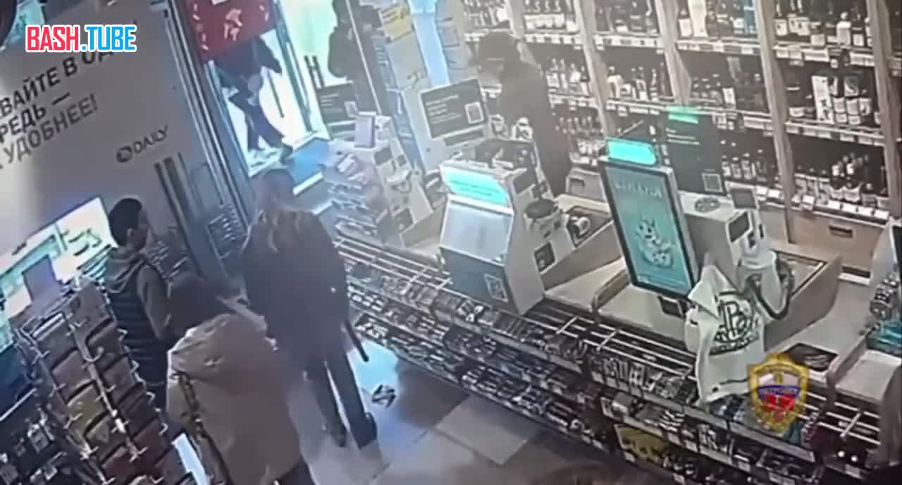  В магазине на Цветном бульваре покупательница случайно выронила из кармана 35 тысяч рублей и ушла, не заметив пропажу