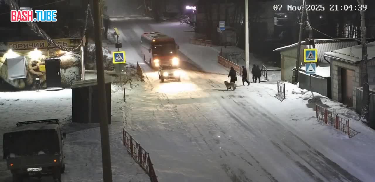  В Иркутской области автобус снес опору ЛЭП и едва не убил прохожих - чудом никто не постарал