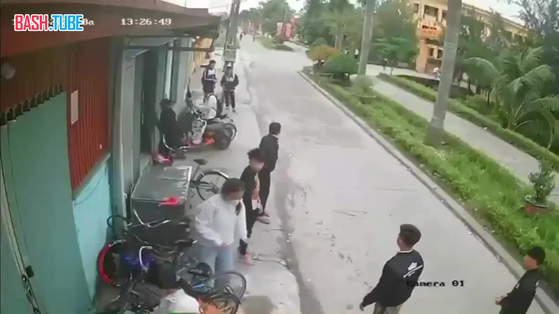  Во Вьетнаме местный хулиган хотел покрасоваться перед подругами и товарищами