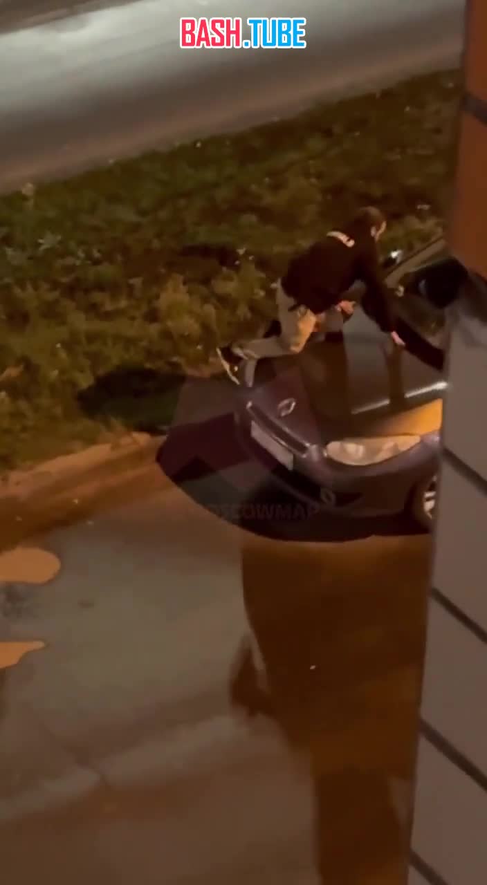  В московской Коммунарке молодой человек прыгал на машинах и бил их ногами