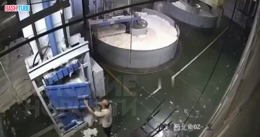  В Китае рабочий полез чинить механизм и ему раздавило ноги: от боли он истошно кричал на весь цех