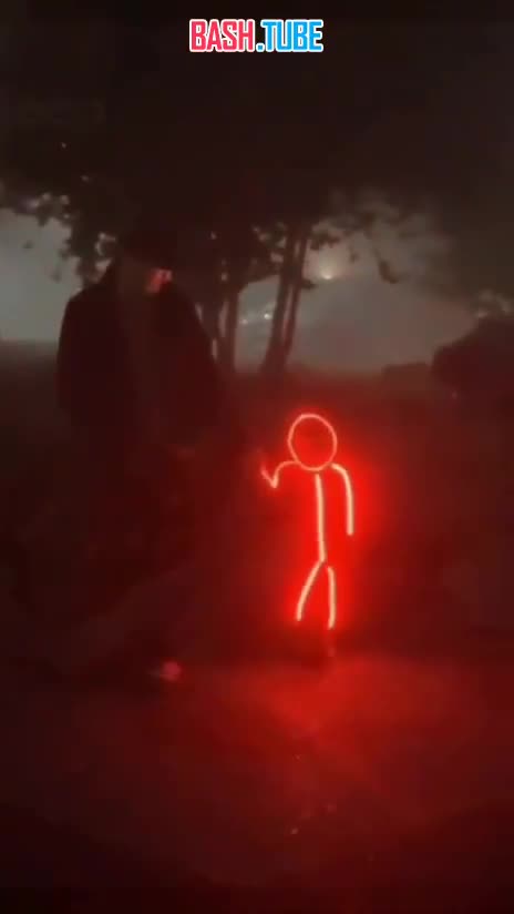  В сети вспомнили про китайских лайфхак, как не потерять детей в темноте - нужно налепить на одежду флуоресцентные палочки