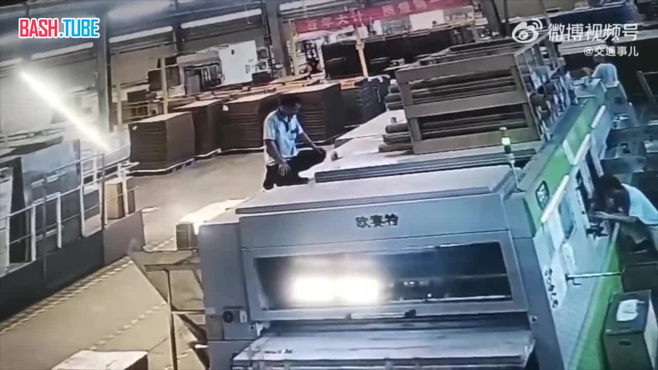  В Китае рабочий лишился руки, пытаясь починить неисправный конвейер