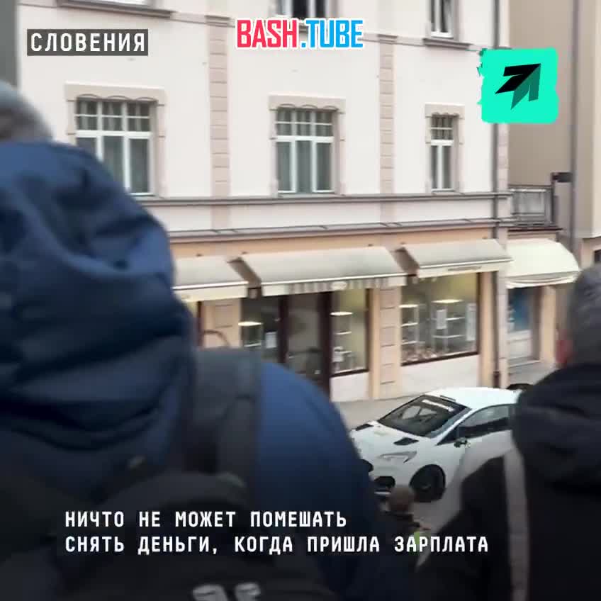  Ничто не может помешать снять деньги, когда пришла зарплата - даже перевернувшийся в паре метров от тебя болид