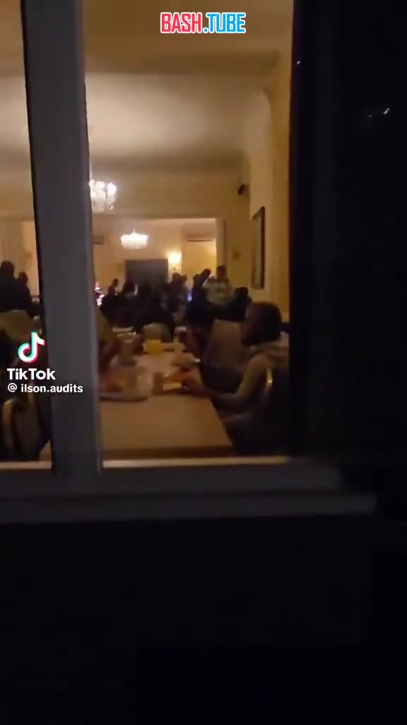  В соцсетях расходится видео бесплатного ужина беженцев в отеле британского города Дерби, куда заселили сотни мигрантов